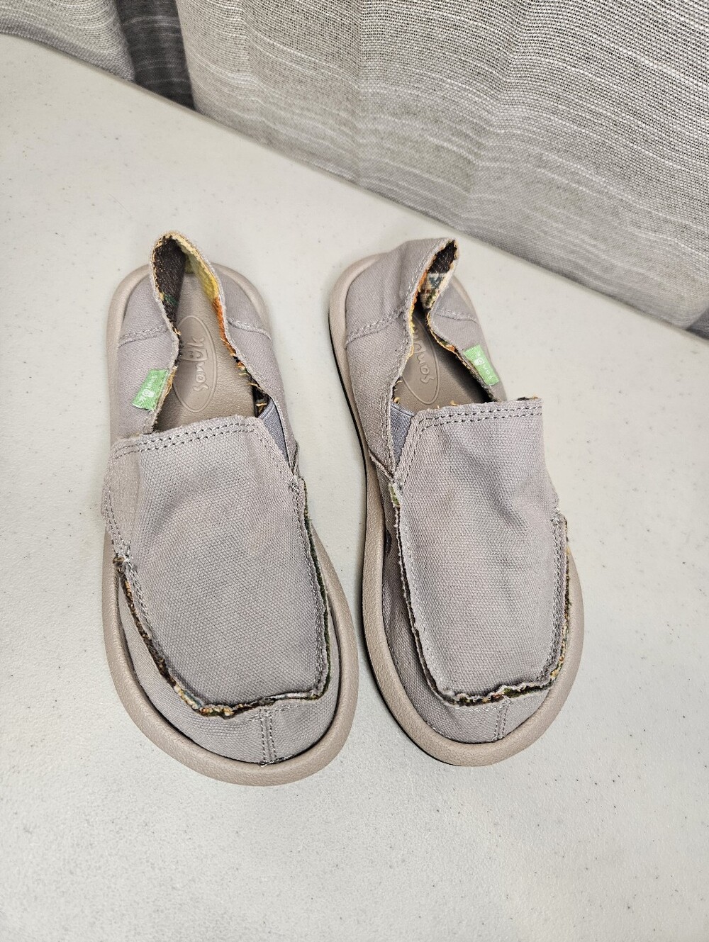 BOYS SANUK CANVAS SLIP ONS SIZE 13 Light GRAY - Picture 3 of 13